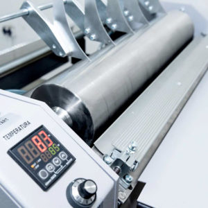 Liimalaite Grafcut GM 520C (asennuspöydällä)